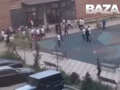 У російській махачкалі близько 50 підлітків влаштували масову бійку біля школи