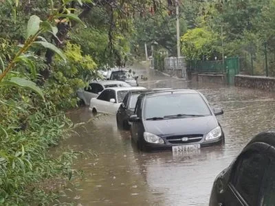Сильні дощі накрили окупований Крим: вулиці залило дощем та засипало градом