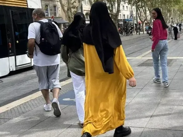 У Франції ввели заборону на носіння абаї у школах