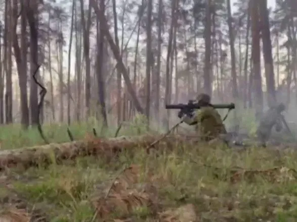Сырский показал, как украинские бойцы обстреливают из гранатометов позиции оккупантов в Серебрянском лесу на Луганщине