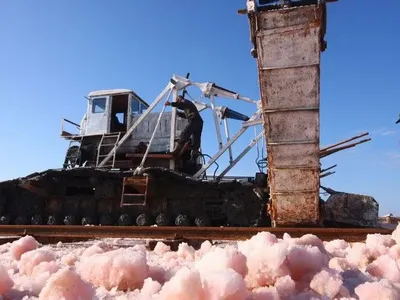 Крымский мост будут посыпать розовой солью от гололеда