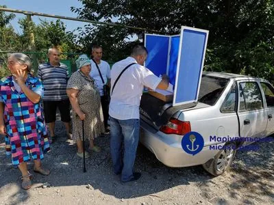 Голосуют на автомобилях и остановках: оккупационная власть в Мариуполе проводит псевдовыборы