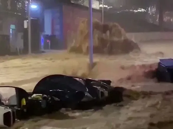 Двоє людей стали жертвами повені через тропічний шторм "Хайкуй" у Китаї