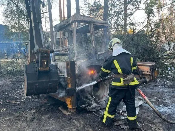 На Киевщине из-за обстрела возник пожар на территории торгового предприятия