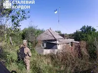 Украинские пограничники подняли Государственный флаг в так называемой "серой зоне" Харьковщины