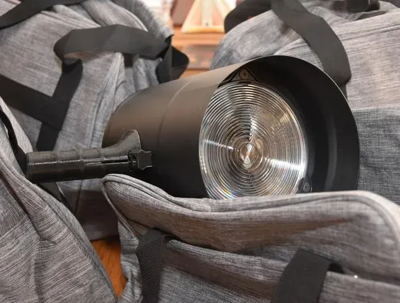 "Охота" на шахедов: благотворители передали военным антидронные прожекторы