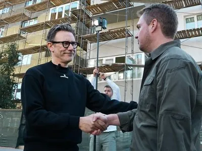 Вместе с United24 помог собрать более 250 тыс. евро на восстановление дома в Ирпене: французскому режиссеру показали, как восстанавливают объект