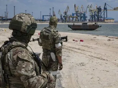 На побережье в Мариуполе нашли восемь мертвых российских военных с начала сентября
