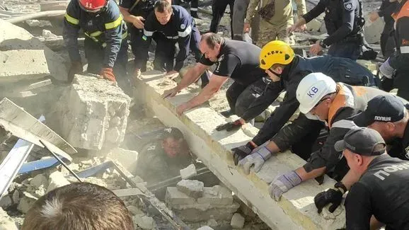 МВД опубликовало фото спасения полицейского из-под завалов в Кривом Роге