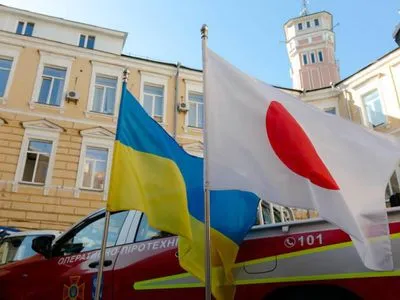 Японія передала Україні вантажні автомобілі для розмінування