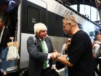 В компании обычных пассажиров: Борис Джонсон приехал во Львов на Интерсити+