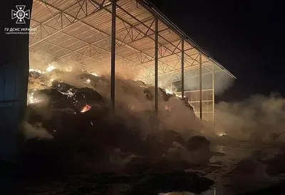 На Дніпропетровщині масштабна пожежа на території фермерського господарства: вогонь не можуть загасити понад 12 годин