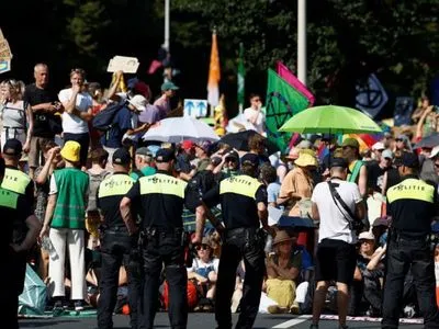 У Нідерландах поліція застосувала водомети під час акції протесту та затримала 2400 кліматичних активістів