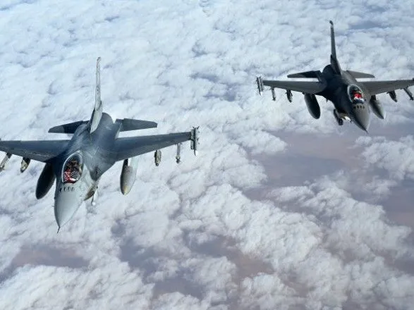 Україна розраховує використати F-16 у бою вже цієї зими — WSJ