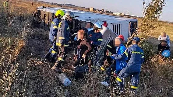 В Греции туристический автобус столкнулся с двумя легковушками: есть погибшие и десятки раненых