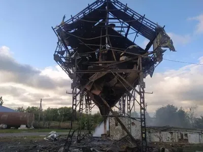 Оккупанты нанесли удар управляемой авиабомбой по селу на Харьковщине: повреждены здания агропредприятия