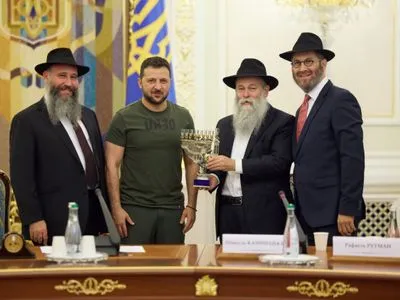 Передали символическую менору: Зеленский встретился с представителями еврейских общин и военными еврейской национальности