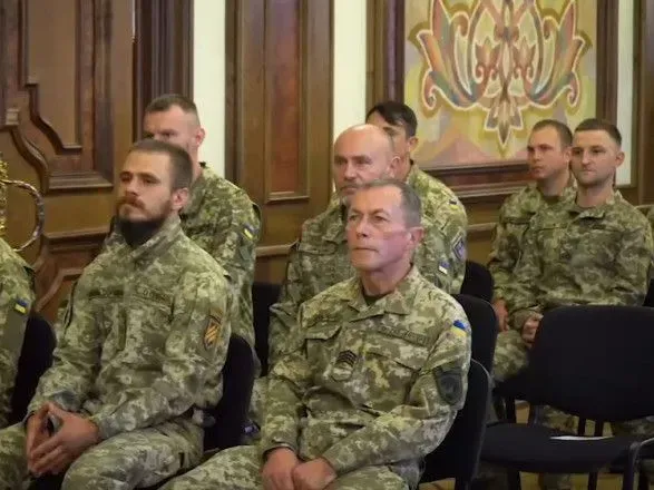 Зеленский наградил украинских танкистов орденами и медалями