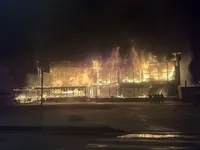 У російському пітєрє масштабна пожежа: горить ТЦ