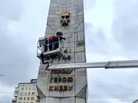 Прибрали зірки та виправили дату: у столиці завершується демонтаж елементів із радянського обеліска "Місто-герой Київ"