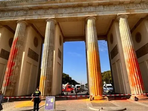 Кліматичні активісти облили фарбою Бранденбурзькі ворота у Берліні