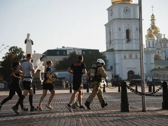 В Киеве спасатель ГСЧС пробежал 62,7 км в полном снаряжении в память о своих погибших на войне коллегах