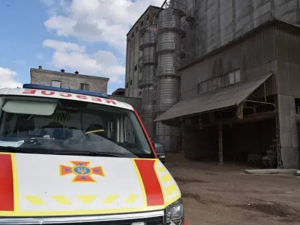 В Чернигове на предприятии трех человек засыпало зерном: они погибли