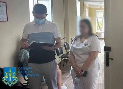 "Знаходили" в ухилянтів туберкульоз за 1500 доларів: в Одесі викрили голову лікарської комісії та двох її спільників