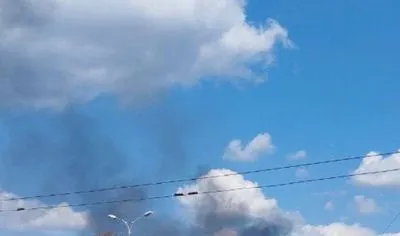 В Донецьку повідомляють про вибухи, над містом видніється дим