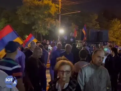 Біля посольства росії в Єревані люди кричать "путін - *уйло!"