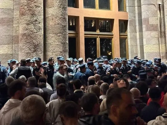 protesti-v-yerevani-mitinguvalniki-sprobuvali-prorvatis-do-budivli-uryadu-politsiya-zastosuvala-svitloshumovi-granati