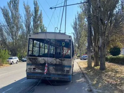 Ворожий обстріл тролейбуса в Херсоні: один із постраждалих помер в лікарні