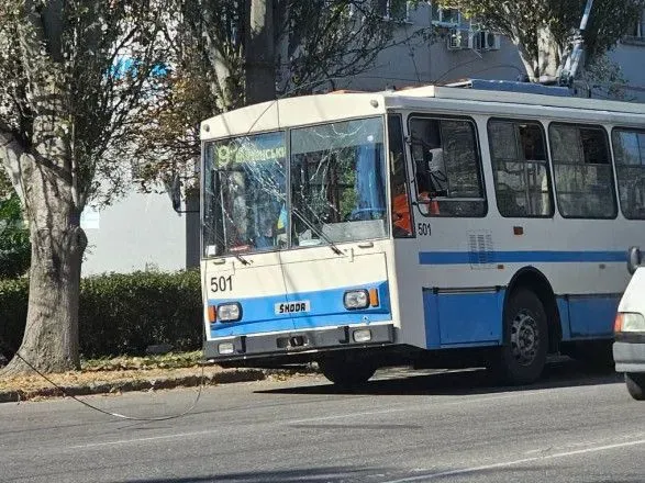 kherson-okupanti-obstrilyali-troleybus-zaginuv-serzhant-politsiyi-dvoye-pasazhiriv-travmovani
