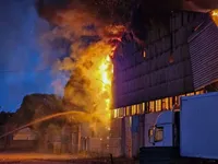 Ворожа атака на Львів: пошкоджені склади з гуманітарною допомогою, пожежу локалізовано