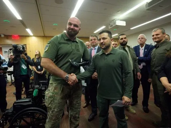 Зеленский в США наградил врачей, которые занимаются реабилитацией украинских воинов