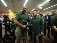 Зеленский в США наградил врачей, которые занимаются реабилитацией украинских воинов