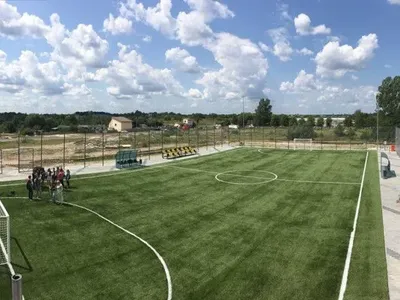 Хищение 3 млн грн во время ремонта футбольного поля для детей: сообщено о подозрении подрядчику