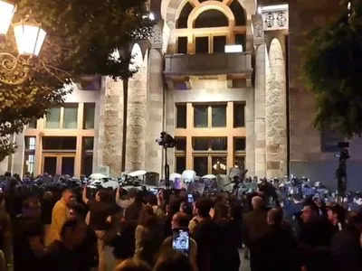 У Вірменії подовжуються протести: поліція погрожує застосувати спецзасоби