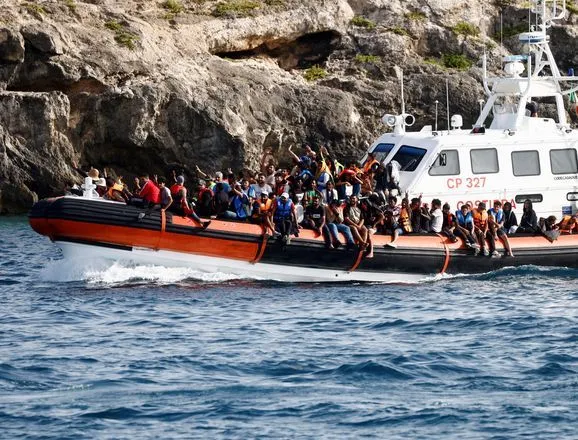На італійському Лампедузі мігрантів вже більше, ніж жителів острова: влада намагається знайти рішення