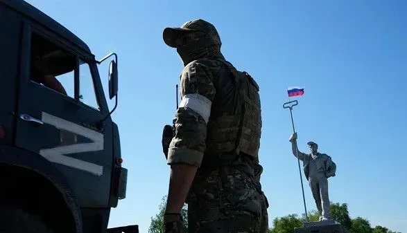 Рашисты заставляют похищенных людей чистить окопы на линии фронта - Федоров