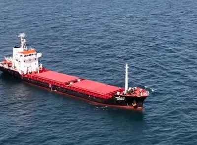 Перше судно з українським зерном прибуло у Туреччину по “гуманітарному коридору”. Reuters показав відео