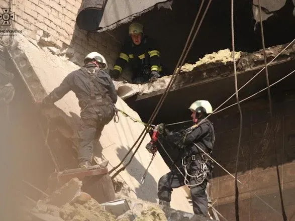 В Черкассах продолжается разбор завалов на месте вражеского удара: ГСЧС показала видео