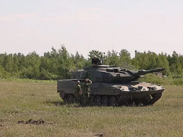 shvedski-tanki-stridsvagn-122-uzhe-v-ukrayini-zs-shvetsiyi