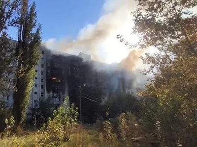 В Авдеевке горит обстрелянный из танков многоэтажный дом