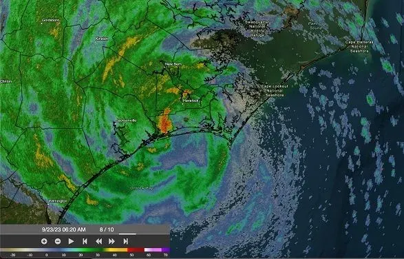 Тропический шторм "Офелия" обрушился на восточное побережье США: объявлено ЧС