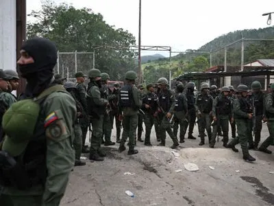 Венесуела відновила контроль над в'язницею, де ув'язнені побудували басейн і ресторани