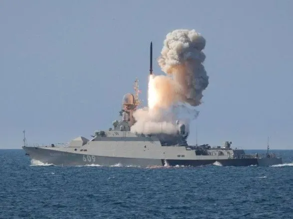 Уровень угрозы повышен: россия вывела ракетоноситель в море с залпом 8 ракет