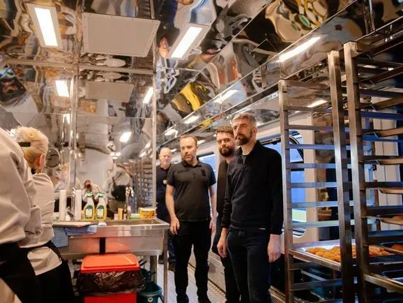 В Україні створено перший у світі автономний поїзд-кухню