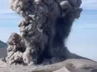 У росії вулкан Ебеко викинув потужний стовп попелу