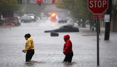 В Нью-Йорке дождь затопил метро, дороги и подвалы: объявлено чрезвычайное положение
